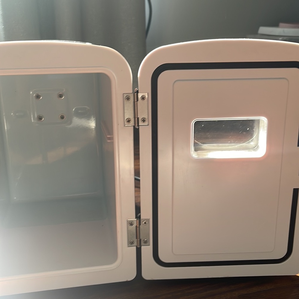 Mini fridge - Picture 3 of 5